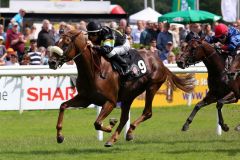 Hochdotierter Erfolg im BBAG-Auktionsrennen für New World mit Mirco Demuro im Dress des Stalles Honeycookiehorse und Trainer Roland Dzubasz vor Gestüt Erlenhofs Cassilero. Foto: Dr. Jens Fuchs