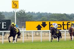 Novellist "fliegt" mit Johnny Murtagh in den King George VI and Queen Elizabeth Stakes den Konkurrenten Trading Leather und Hillstar auf und davon ... www.galoppfoto.de - John James Clark