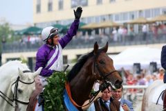 Versteht es einen Derbysieg zu feiern ... Andrasch Starke auf der Via Triumphalis. Foto: Dr. Jens Fuchs