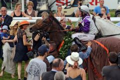 Nutan mit Andrasch Starke nach dem Sieg im IDEE 146. Deutsches Derby - vorne links Ehefrau Vanessa mit Söhnchen Henning. www.galoppfoto.de - Sabine Brose