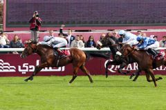 Olympic Glory mit Richard Hughes sind im Prix Jean-Luc Lagardere überlegene Ware. www.galoppfoto.de - Frank Sorge