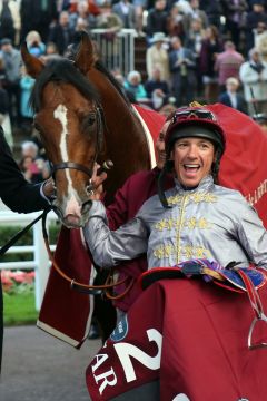 Bleibt Stalljockey für Al Shaqab Racing: Frankie Dettori nach dem Sieg mit Olympic Glory im Prix de la Foret. www.galoppfoto.de - Frank Sorge