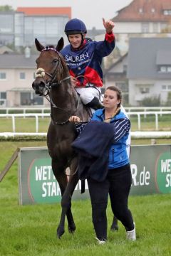 Only the Brave mit Adrie de Vries nach dem Sieg in der Baden-Wuerttemberg-Trophy. ©galoppfoto - Sarah Bauer