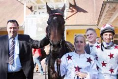 Orfleur mit Tommaso Scardino, Besitzer Frank Brieskorn (links) und Trainer Uwe Stech nach dem Sieg beim Herbstmeeting in Baden-Baden 2014. www.galoppfoto.de - Sarah Bauer