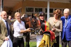 Oriental Eagle mit Martin Seidl, Trainer Jens Hirschberger (links) sowie den Besitzern Helga und Peter Michael Endres, leider ohne Mitbesitzer und BBAG-Chef Karl-Dieter Ellerbracke. www.galoppfoto.de - Sarah Bauer