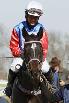 Orihime mit Antonia von der Recke nach dem Sieg bei Finale der Sandbahn-Saison 2021/22 in Dortmund. ©galoppfoto - Stephanie Gruttmann