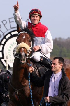 Overdose mit Andreas Suborics nach dem Sieg in Hoppegarten 2011. www.galoppfoto.de - Frank Sorge