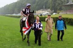 Trainer Andreas Löwe (rechts) und Höny-Hofs Gestütsleiter Simon Minch mit ihrem Gruppesieger Palace Prince. Foto: Dr. Jens Fuchs