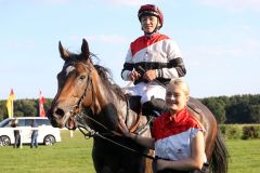 Peace of Rose mit Dastan Sabatbekov nach dem Sieg am 16.09.2023 in Hoppegarten. ©galoppfoto - Sabine Brose