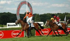 Der zweite Sieg für Eduardo Pedroza in einem Stutenklassiker in diesem Jahr: Mit Stall Litex' Penelopa gewinnt er den 155. Henkel-Preis der Diana in Düsseldorf für Trainer Miltcho Mintchev. Foto: Gabriele Suhr