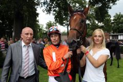 Penelopa mit Alexander Pietsch und Trainer Miltcho Mintchev nach dem Sieg. www.galoppfoto.de - Sabine Brose