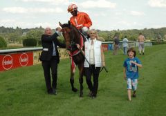 Das Siegerteam auf dem Geläuf: Penelopa mit Trainer Miltcho Mintchev und Jockey Eduardo Pedroza. Foto: Gabriele Suhr