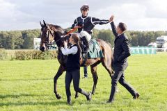 Petit Marin mit Rene Piechulek und Trainer Marcel Weiss nach dem Sieg im 32. Preis der Deutschen Einheit. ©galoppfoto - Sabine Brose