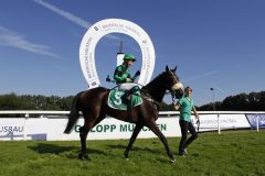 Phandorra (War Blade) nach ihrem ersten Sieg auf Münchner Geläuf mit Katharina Irmer und Christin Schotten. www.turfstock.com -  Lajos-Eric Balogh