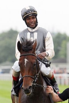 Picayune mit Eduardo Pedroza nach dem Hamburger Sieg. www.galoppfoto.de - Sabine Brose