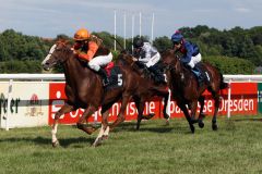 Polish Vulcano mit Wladimir Panov gewinnt den bwin Sachsen Preis 2012. www.galoppfoto.de - Sabine Brose