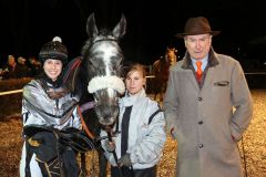 Praetorius mit Antonia von der Recke und Trainer Christian Freiherr von der Recke nach dem Sieg, der das Championat bei den Amateurrennreiterinnen perfekt machte. ©galoppfoto - Stephanie Gruttmann