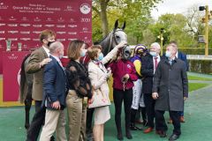 Princess Zoe und Jockey Joey Sheridan mit den Besitzern und dem Trainer nach dem Sieg im Qatar Prix du Cadran. ©galoppfoto.de 