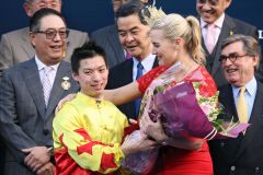Prominente Gratulantin - Kate Winslet mit Jockey Matthew Chadwick bei der Siegerehrung nach dem Sieg im Hong Kong Cup 2012. www.galoppfoto.de - Frank Sorge
