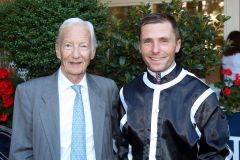 Prominenter Gratulant Jockeylegende Lester Pigott mit Stephen Hellyn nach dem Pas de Deux-Sieg im Darley Oettingen-Rennen. www.galoppfoto.de - Frank Sorge