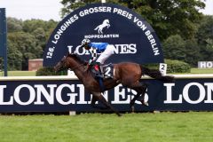 Protectionist gewinnt mit Eduardo Pedroza den 126. Longines Großer Preis von Berlin. www.galoppfoto.de - Sabine Brose