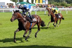 Überzeugend: Protectionist mit Eduardo Pedroza gewinnt den pferdewetten.de Hansa Preis. www.galoppfoto.de - Sabine Brose