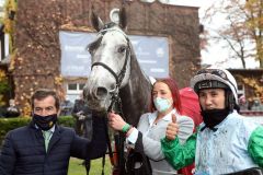 Quian mit Bauyrzhan Murzabayev und Trainer Peter Schiergen nach dem Sieg im Oleander-Rennen. www.galoppfoto.de - Frank Sorge