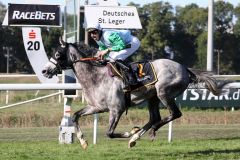 Der Seriensieger ist jetzt auch auf Gruppeebene erfolgreich: Quian gewinnt mit Lukas Delozier im RaceBets - 136. St. Leger in Dortmund. Foto: Dr. Jens Fuchs