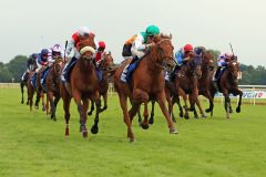 Pole-Positon für Red Dubawi mit Eddy Hardouin vor Ajaxana (links) und Amaron (verdeckt, schwarz-orange). Foto: www.galoppfoto.de - Sabine Brose