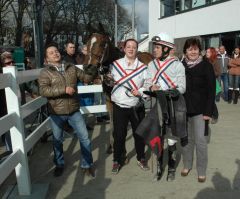 siegerin Keyana mit Trainer Daniel Cjhr. Klomp und Jockey Toon v.d. Troost (Foto Suhr)