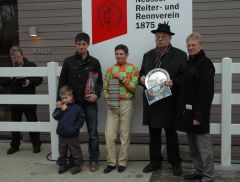 Siegerehrung mit Trainer Chr. J. M. Wolters, Jozez Bojko, Reinhard Ording vom Rennverein Neuss (Foto Suhr)