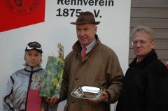 Siegerehrung mit Sabrina Wandt, Ch. v.d. Recke und R. Ording. (Foto: Suhr)