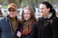 Rennreiterin Amina Mathony mit Opa Uwe und Mutter Sarah im Portrait beim Dortmunder Sandbahn-Finale 2019-2020. www.galoppfoto.de - Stephanie Gruttmann