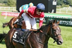 Rocchigiani und der Champion Bauyrzhan Murzabayev gewinnen das Zukunfsrennen für Trainer Peter Schiergen und den Stall Domstadt. www.galoppofoto.de - Sabine Brose