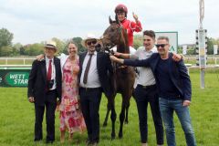 Siegerfoto nach dem Tattersalls Diana Trial 2023 mit Trainer Michael Figge (links) mit der Überraschungssiegerin Romina Power mit Augustin Madamet im Sattel und den fröhlichen Besitzern von Yeah! Yeah! Yeah! Stables. ©galoppfoto - Sarah Bauer 