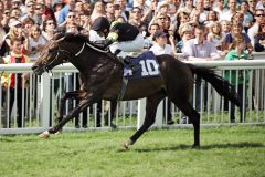 Rosello aus dem Trainingsquartier von Sarah Weis sorgt in den Farben von Maria Magdalena Hill mit Andre Best für einen Überraschungscoup im Preis des Casino Baden-Baden. www.galoppfoto.de