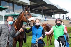 Rubaiyat mit Andrasch Starke und Trainer Henk Grewe nach dem Sieg im Waldpfad-Cup in Hannover. ©galoppfoto - Frank Sorge