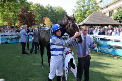 Gr.II-Lächeln: Ryan Moore mit dem Sieger Eminent (Frankel). www.dequia.de