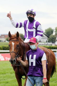 Salve Annetta mit Lukas Delozier nach dem Sieg in Baden-Baden. ©galoppfoto.de - Frank Sorge