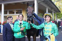 Trainer Peter Schiergen freut sich über seinen "Big Point" mit Gestüt Bonas Santa Lucia mit Andrasch Starke. www.galoppfoto.de - Sarah Bauer