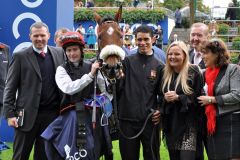 Sapphire mit Pat Smullen und Anhang nach dem Sieg in den Qipco F & M Stakes. www.galoppfoto.de - John James Clark