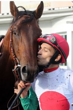 Schäng mit Frederico Bossa nach dem Sieg im Sparkasse Holstein Cup. www.galoppfoto.de - Sabine Brose