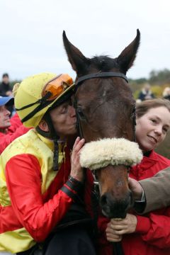 Schnellen Pferden gibt man ein Küßchen oder auch zwei ... Orluna mit Filip Minarik nach dem Sieg. www.galoppfoto.de - Frank Sorge