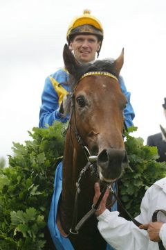 Shirocco mit Andreas Suborics gewinnt das BMW 135. Deutsches Derby 2004. www.galoppfoto.de