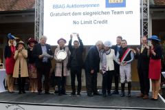 Siegerehrung nach dem Sieg von No Limit Credit im Ferdinand Leisten-Memorial mit Jockey Clément Lecoeuvre, Trainer Andreas Sucorics und der Familie Faust vom Gestüt Karlshof. www.galoppfoto.de