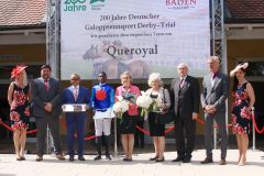 Siegerehrung für das Team von Queroyal mit Trainer Andreas Wöhler (links neben) Jockey Eduardo Pedroza und Caroline und Sybille Kirstein vom Gestüt Paschberg. ©galoppfoto - Sarah Bauer