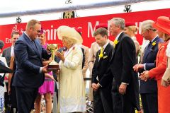 Siegerehrung mit Camilla und Prinz Charles. www.galoppfoto.de - Peeo Ploff