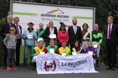 Siegerehrung für Besitzerin Simone Bals und Amateurreiterin Alice Mills mit den Kolleginnen und Fegentri-Präsidentin Susanna Santesson (Mitte). www.galoppfoto.de - Sandra Scherning