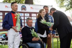 Zweiter Tagessieg für Besitzertrainer Christian Zschache (2.v.l): Siegerehrung mit Daniele Porcu  und Pflegerin Josi Pohl. www.galoppfoto.de - Peter Heinzmann