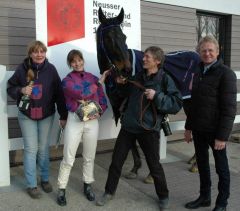 Die Neusser Siegerin Kiowa im Absattelring mit Dr. Renate Fries-Jung, Lena Maria Mattes und Reinhard Ording. Foto: Gabriele Suhr